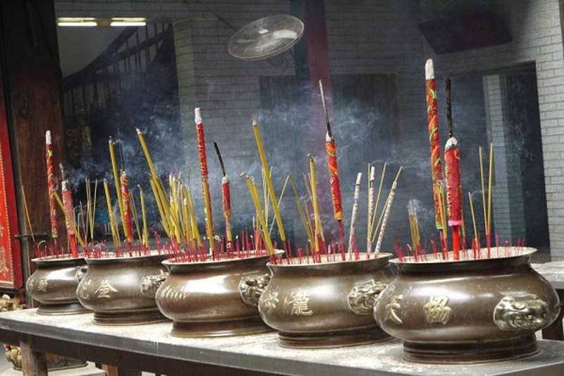 Mơ thấy bát hương dự báo cho điều gì?